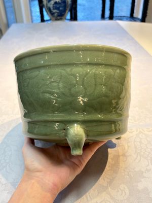 A large Chinese Longquan celadon tripod censer with floral design, Ming — photo 6