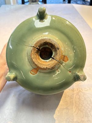 A large Chinese Longquan celadon tripod censer with floral design, Ming — photo 10