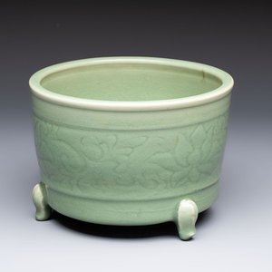A large Chinese Longquan celadon tripod censer with floral design, Ming — photo 1