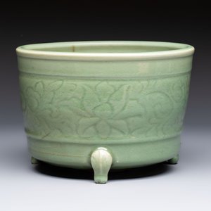 A large Chinese Longquan celadon tripod censer with floral design, Ming — photo 2