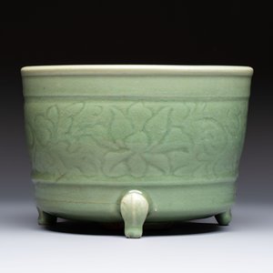 A large Chinese Longquan celadon tripod censer with floral design, Ming — photo 3