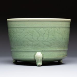 A large Chinese Longquan celadon tripod censer with floral design, Ming — photo 4