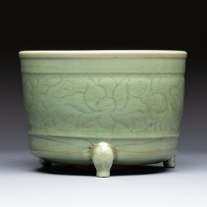 A large Chinese Longquan celadon tripod censer with floral design, Ming — photo 5
