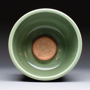 A large Chinese Longquan celadon tripod censer with floral design, Ming — photo 6