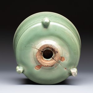 A large Chinese Longquan celadon tripod censer with floral design, Ming — photo 7