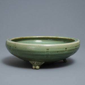 A large Chinese Longquan celadon tripod incense burner, Ming — photo 1