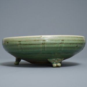 A large Chinese Longquan celadon tripod incense burner, Ming — photo 5