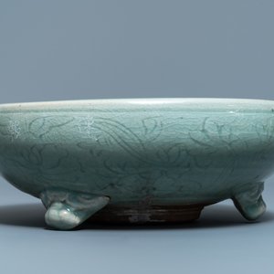 A large Chinese Longquan celadon tripod incense burner, Ming — photo 3