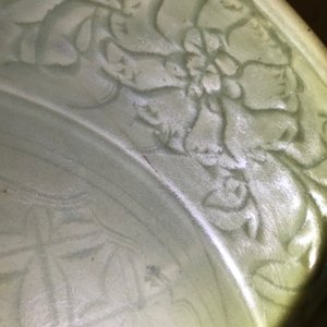 A large Chinese Longquan incised celadon charger, Ming — 照片 3