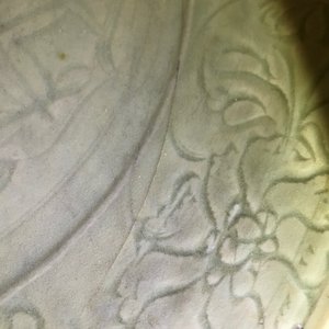 A large Chinese Longquan incised celadon charger, Ming — 照片 6