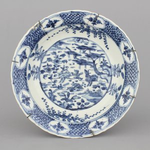 A large Chinese Ming dynasty Swatow dish, 16th C. — photo 1