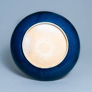 A large Chinese monochrome blue dish, Yongzheng — 照片 2