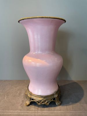 A large Chinese monochrome pink-glazed 'gu' vase with bronze mounts, 19/20th C. — 照片 1