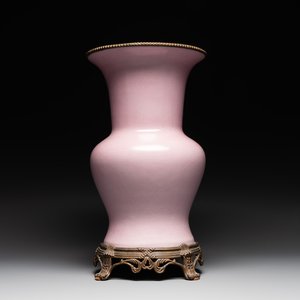A large Chinese monochrome pink-glazed 'gu' vase with bronze mounts, 19/20th C. — 照片 1