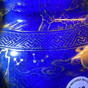 A large Chinese monochrome powder blue and gilt vase and cover, Kangxi — 照片 13
