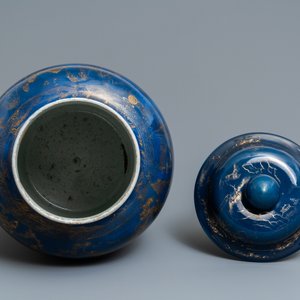 A large Chinese monochrome powder blue and gilt vase and cover, Kangxi — 照片 5