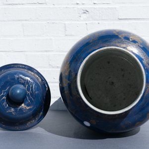 A large Chinese monochrome powder blue and gilt vase and cover, Kangxi — 照片 8