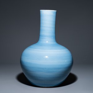 A large Chinese monochrome 'tianqiu ping' claire de lune vase, 19th C. — 照片 2