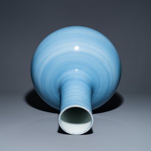 A large Chinese monochrome 'tianqiu ping' claire de lune vase, 19th C. — 照片 5