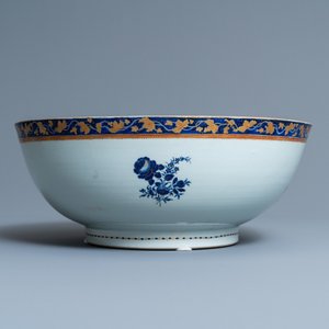 A large Chinese monogrammed export porcelain punchbowl and dish, Qianlong — 照片 7