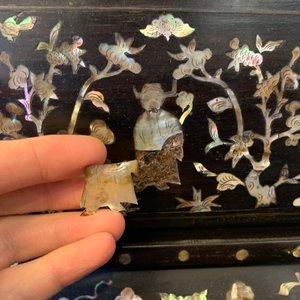 A large Chinese mother-of-pearl-inlaid wooden screen with silk embroidery, 19th C. — 照片 15