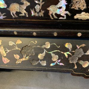 A large Chinese mother-of-pearl-inlaid wooden screen with silk embroidery, 19th C. — 照片 16