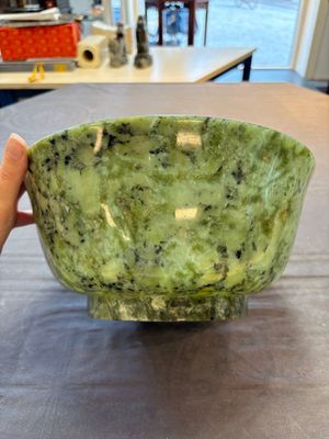 A large Chinese mottled-green serpentine bowl, 20th C. — photo 1