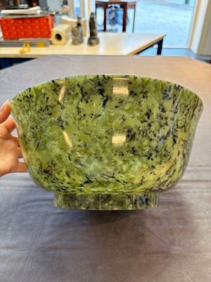 A large Chinese mottled-green serpentine bowl, 20th C. — photo 3
