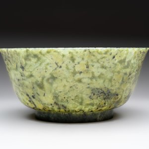A large Chinese mottled-green serpentine bowl, 20th C. — photo 3