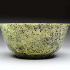 A large Chinese mottled-green serpentine bowl, 20th C. — photo 4