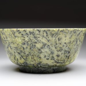 A large Chinese mottled-green serpentine bowl, 20th C. — photo 5