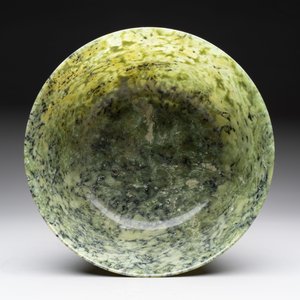 A large Chinese mottled-green serpentine bowl, 20th C. — photo 6