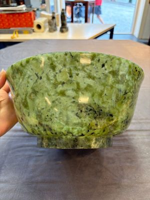 A large Chinese mottled-green serpentine bowl, 20th C. — 照片 2
