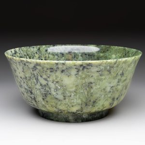 A large Chinese mottled-green serpentine bowl, 20th C. — 照片 1