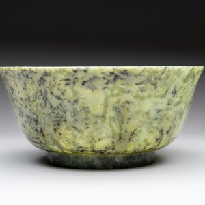 A large Chinese mottled-green serpentine bowl, 20th C. — 照片 2