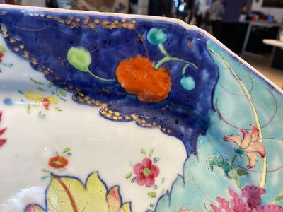 A large Chinese octagonal famille rose 'tobacco leaf' dish, Qianlong — photo 4