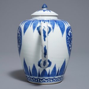 A large Chinese ovoid-shaped blue and white teapot, Kangxi — photo 4