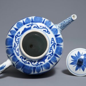 A large Chinese ovoid-shaped blue and white teapot, Kangxi — photo 5