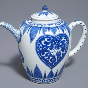 A large Chinese ovoid-shaped blue and white teapot, Kangxi — photo 7