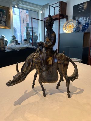 A large Chinese partly gilt bronze censer and cover in the form of Du Fu, 18th C. — photo 1