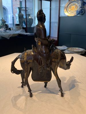 A large Chinese partly gilt bronze censer and cover in the form of Du Fu, 18th C. — photo 3