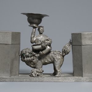 A large Chinese pewter double tea caddy with a central figure, impressed marks, 19th C. — 照片 1