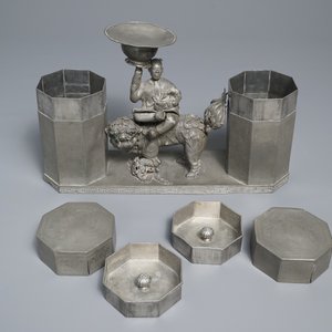 A large Chinese pewter double tea caddy with a central figure, impressed marks, 19th C. — 照片 7