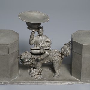 A large Chinese pewter double tea caddy with a central figure, impressed marks, 19th C. — 照片 8