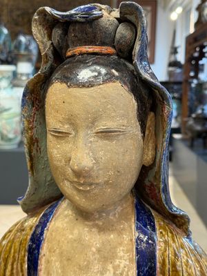 A large Chinese polychrome-glazed Shiwan stoneware figure of Guanyin, 19th C. — foto 5