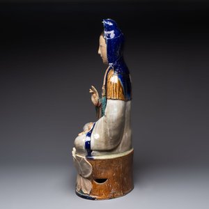 A large Chinese polychrome-glazed Shiwan stoneware figure of Guanyin, 19th C. — foto 2