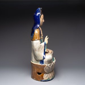 A large Chinese polychrome-glazed Shiwan stoneware figure of Guanyin, 19th C. — foto 4
