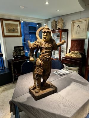 A large Chinese polychrome-lacquered wooden figure of a Guardian King, 18/19th C. — 照片 1