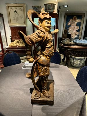 A large Chinese polychrome-lacquered wooden figure of a Guardian King, 18/19th C. — 照片 2