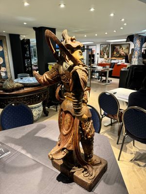 A large Chinese polychrome-lacquered wooden figure of a Guardian King, 18/19th C. — 照片 3